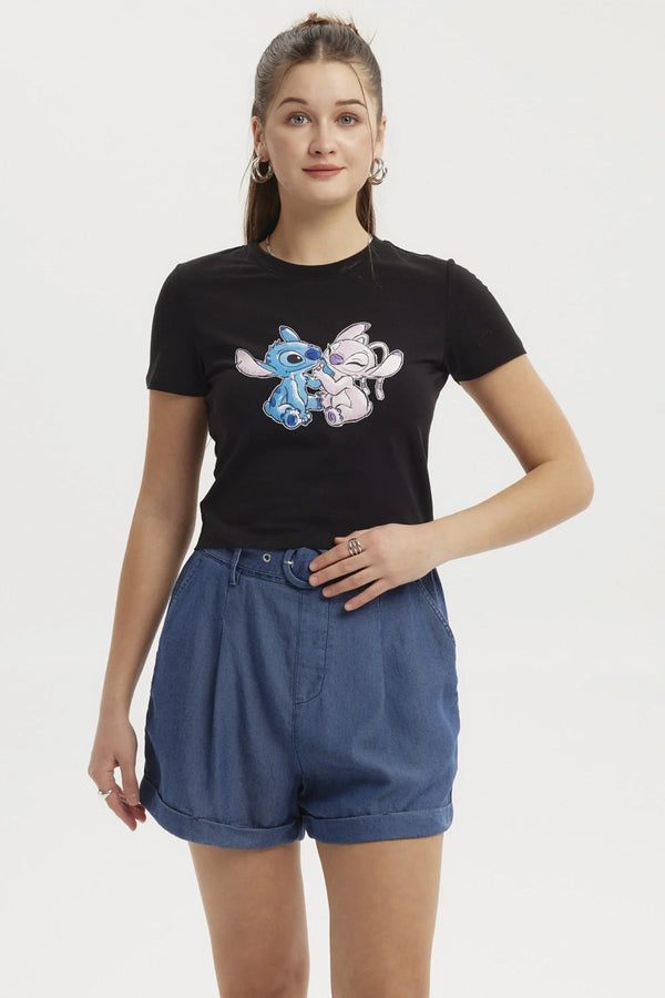 Polera negra con estampado de Stitch y Angel en estilo ilustración colorida, mostrando su complicidad en un momento tierno, perfecta para fans de Disney.