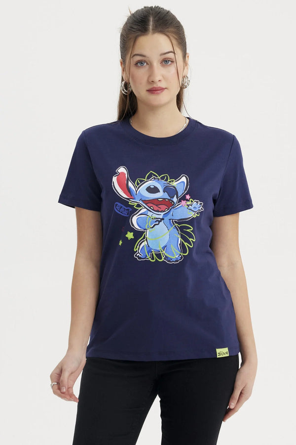 Polera azul marino de algodón con estampado vibrante de Stitch, mostrando su icónica sonrisa y flores, ideal para fans de Lilo & Stitch.
