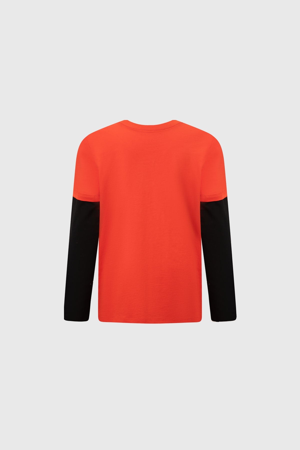 Polera roja de Cuphead con diseño de ilustración en blanco y negro del personaje volando en su avión, con estrellas de fondo, estilo vintage.
