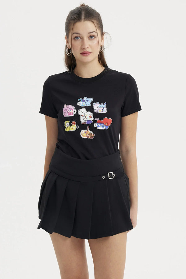 Polera negra de algodón con estampado colorido de los personajes BT21 en poses divertidas, representando la amistad y creatividad del universo de BTS.
