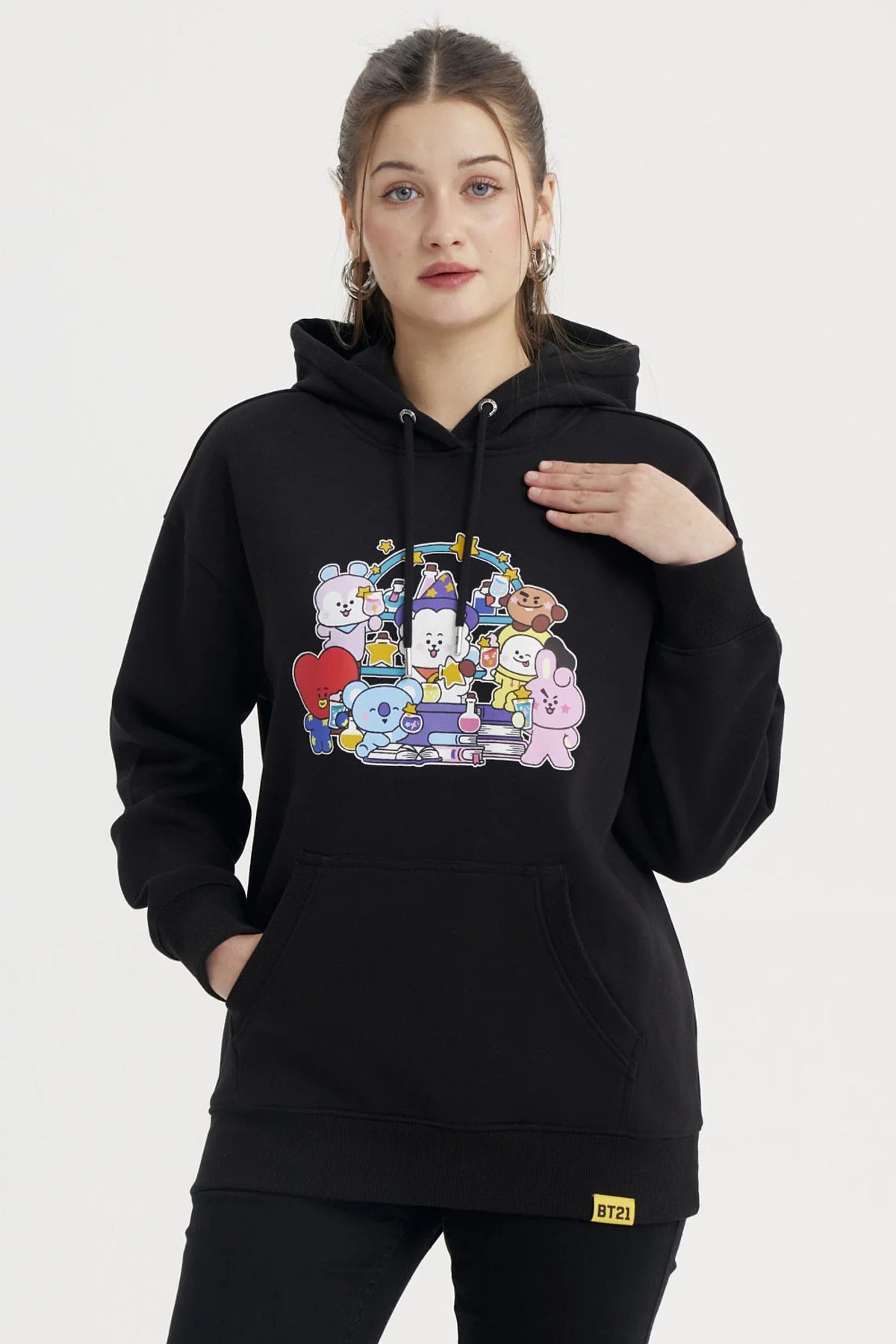 Polerón negro con un vibrante estampado de los personajes de BT21 en colores pastel, mostrando a cada uno en una divertida pose, ideal para fans de BTS.