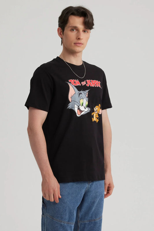 Polera negra de algodón con estampado de Tom y Jerry en estilo cartoon, mostrando a Tom con su icónica expresión y a Jerry en una pose traviesa, perfecta para fans de la clásica serie.
