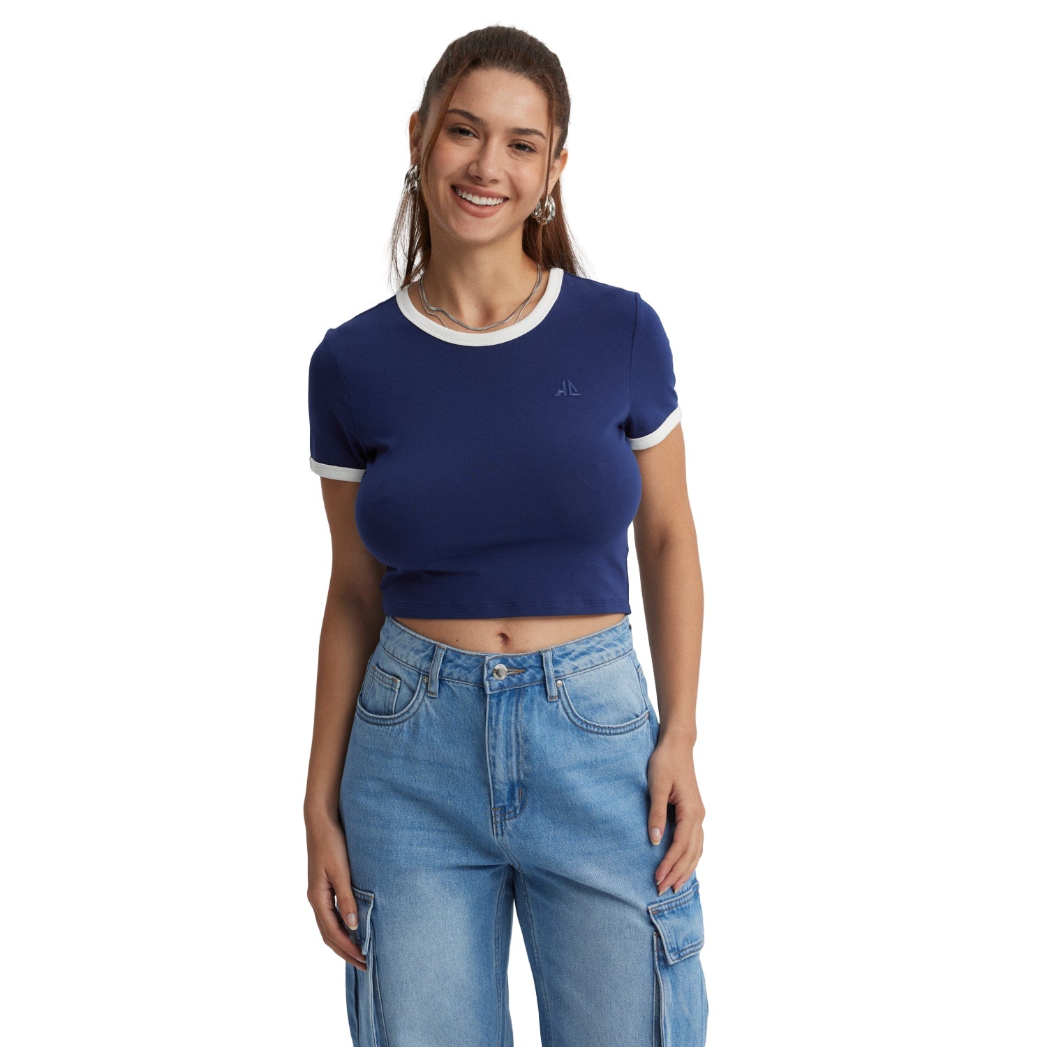 Polera cropped azul marino de Holly Concept con ribete blanco, presenta un logo minimalista en el pecho, ideal para fanáticos de la cultura pop.