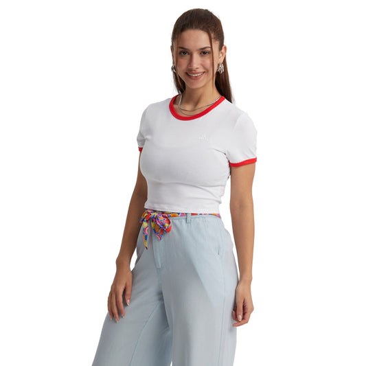 Polera blanca de Holly Concept con ribetes rojos, diseño minimalista y logo sutil en el pecho, ideal para fans de la cultura pop.