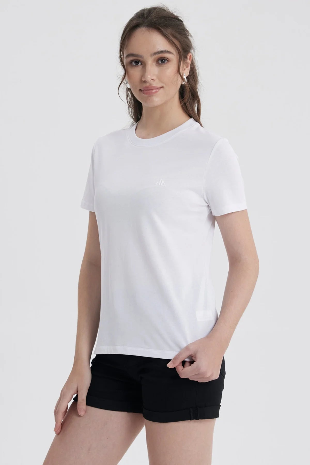 Polera básica blanca de algodón 100% con un diseño minimalista, ideal para combinar con cualquier outfit y mostrar tu amor por la cultura pop.