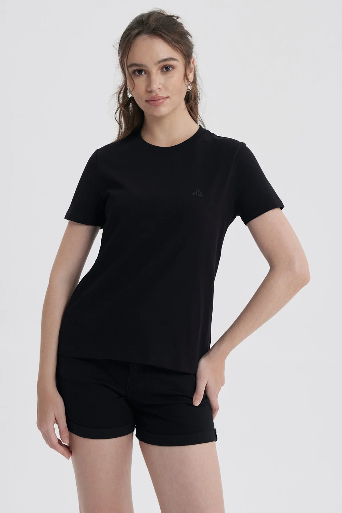 Polera básica negra de algodón con un diseño minimalista, ideal para lucir en convenciones o reuniones geek, perfecta para combinar con cualquier outfit.