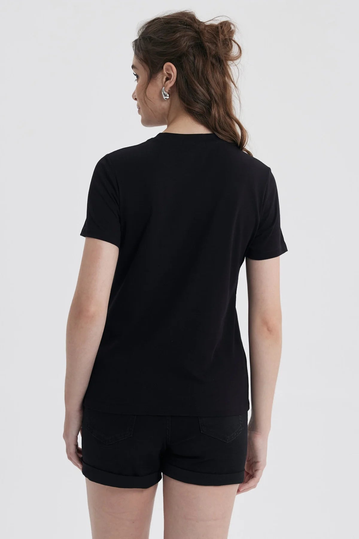 Polera básica negra de algodón con un diseño minimalista, ideal para lucir en convenciones o reuniones geek, perfecta para combinar con cualquier outfit.