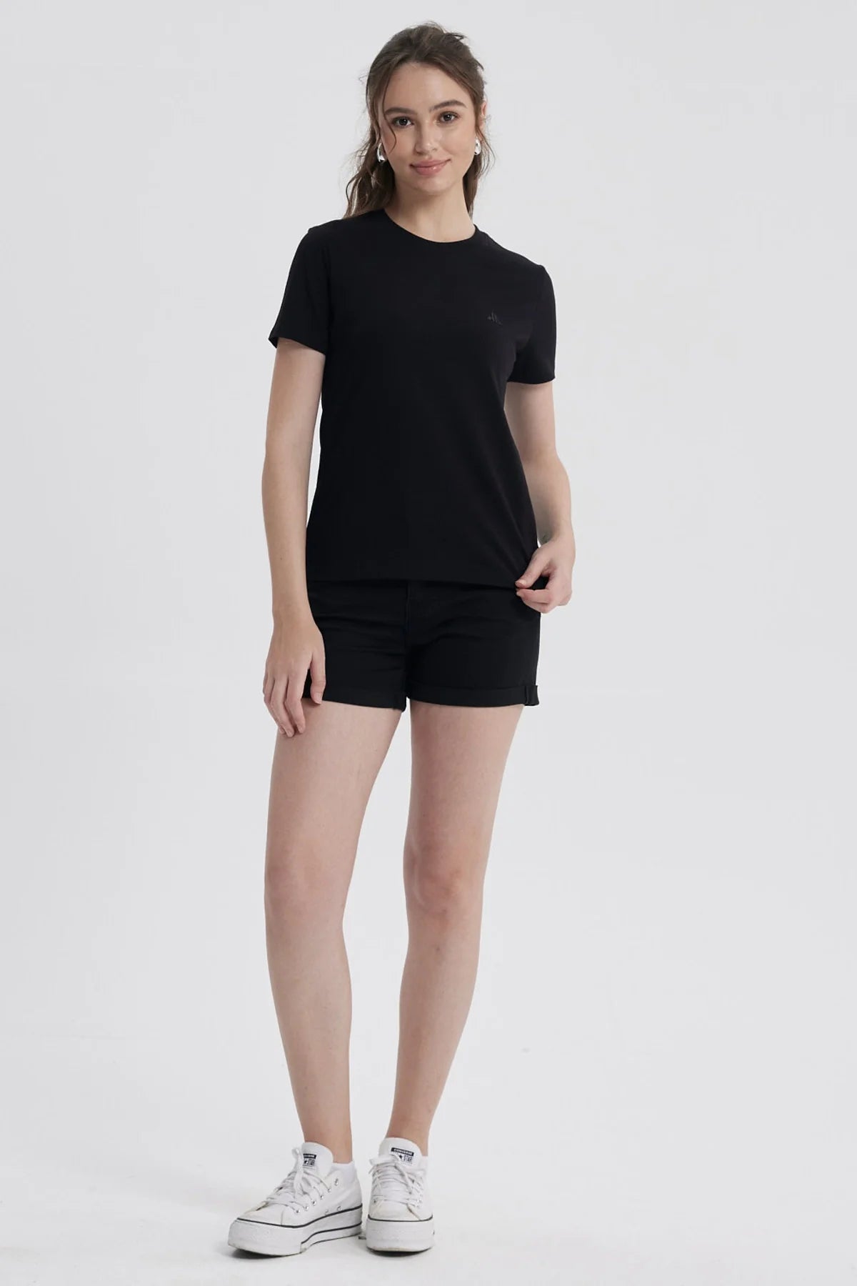 Polera básica negra de algodón con un diseño minimalista, ideal para lucir en convenciones o reuniones geek, perfecta para combinar con cualquier outfit.