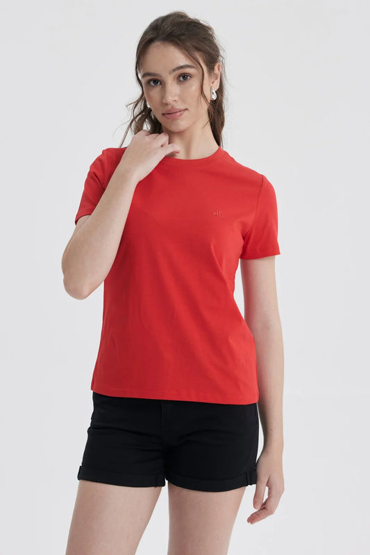Polera básica roja de algodón con un diseño minimalista, ideal para mostrar tu amor por la cultura pop mientras disfrutas de comodidad y estilo.