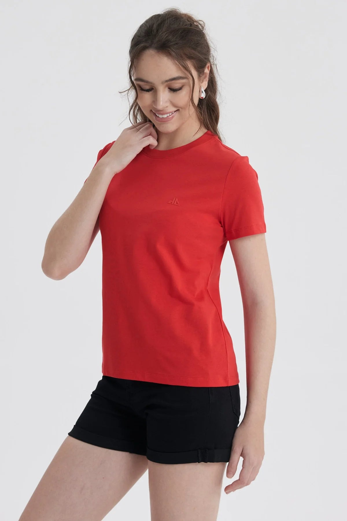 Polera básica roja de algodón con un diseño minimalista, ideal para mostrar tu amor por la cultura pop mientras disfrutas de comodidad y estilo.