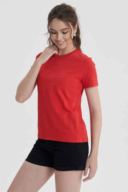 Polera básica roja de algodón con un diseño minimalista, ideal para mostrar tu amor por la cultura pop mientras disfrutas de comodidad y estilo.