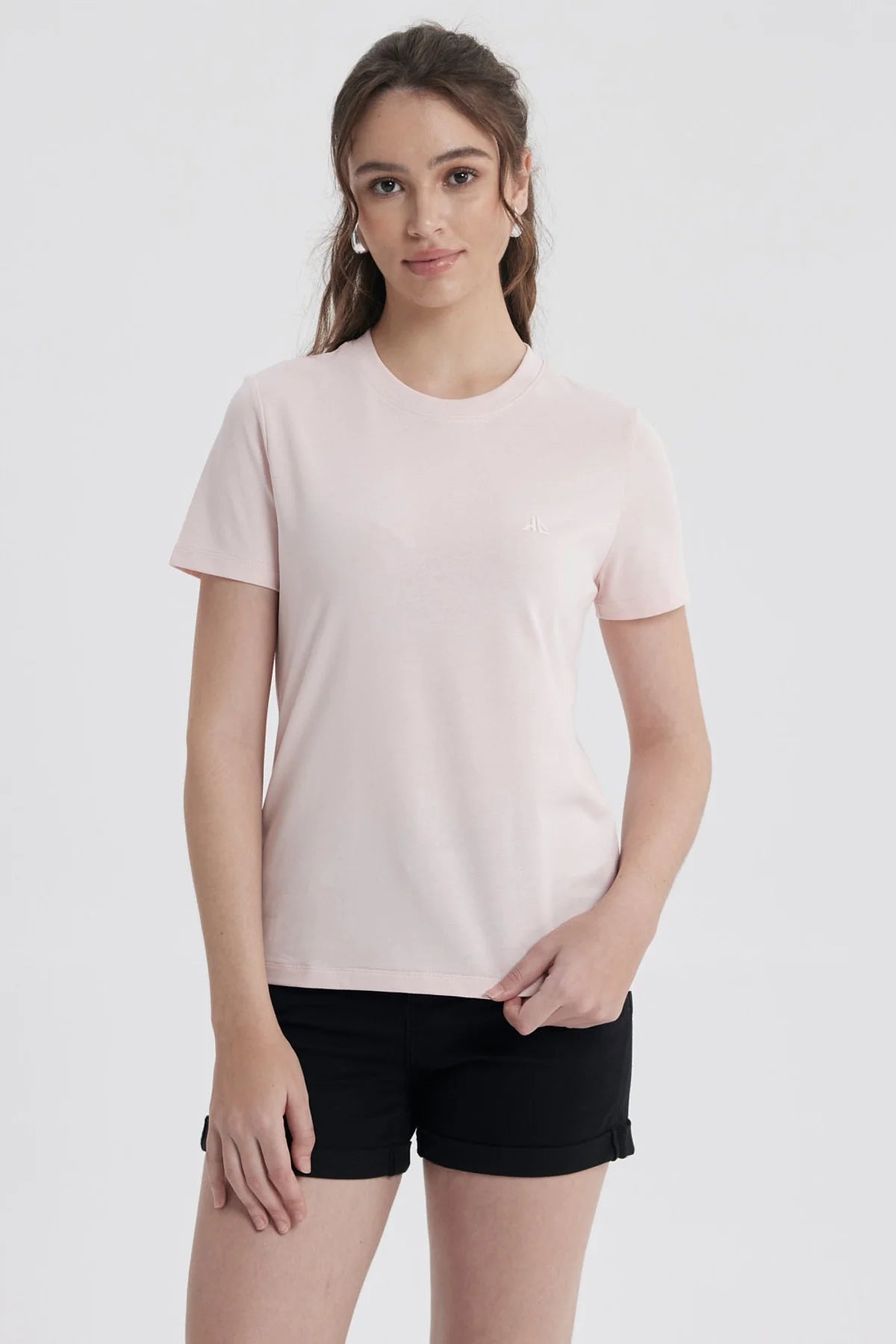 Polera básica rosada de algodón con un diseño minimalista, ideal para mostrar tu estilo geek con sutileza, perfecta para cualquier ocasión casual.