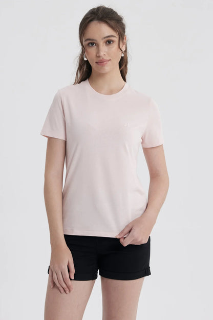 Polera básica rosada de algodón con un diseño minimalista, ideal para mostrar tu estilo geek con sutileza, perfecta para cualquier ocasión casual.