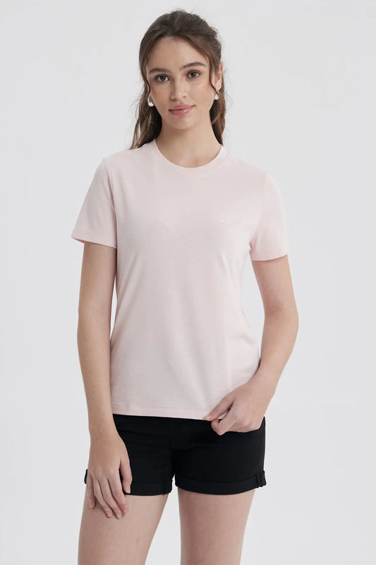 Polera básica rosada de algodón con un diseño minimalista, ideal para mostrar tu estilo geek con sutileza, perfecta para cualquier ocasión casual.