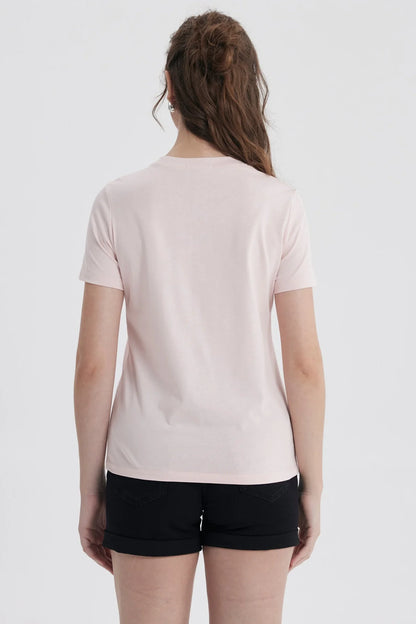Polera básica rosada de algodón con un diseño minimalista, ideal para mostrar tu estilo geek con sutileza, perfecta para cualquier ocasión casual.
