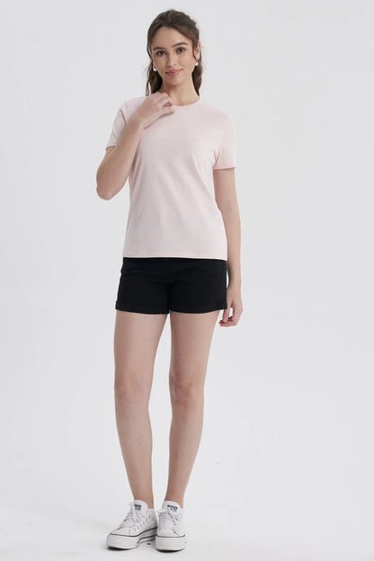 Polera básica rosada de algodón con un diseño minimalista, ideal para mostrar tu estilo geek con sutileza, perfecta para cualquier ocasión casual.