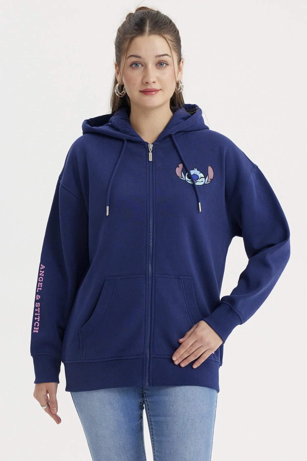 Polerón azul marino con diseño de Stitch y Angel en el pecho, detalles en rosa en la manga, perfecto para los fans de Lilo & Stitch.