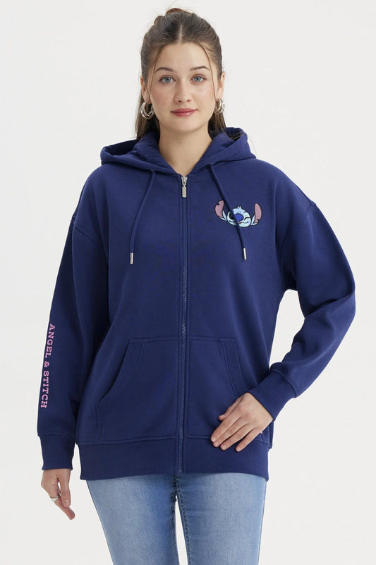 Polerón azul marino con diseño de Stitch y Angel en el pecho, detalles en rosa en la manga, perfecto para los fans de Lilo & Stitch.