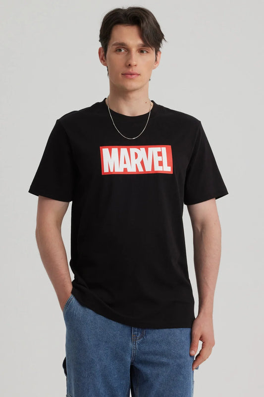 Polera negra de algodón con el logo de Marvel en rojo y blanco al centro, ideal para fanáticos que quieren mostrar su amor por el universo de superhéroes.