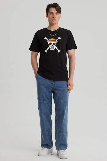 Polera negra de algodón con el icónico logo de los Piratas de Sombrero de Paja de One Piece, destacando la calavera sonriente con sombrero y huesos cruzados.