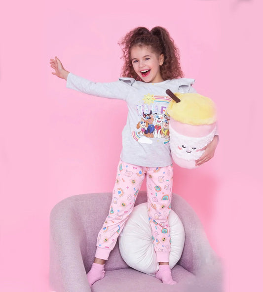Pijama gris de Paw Patrol con estampado colorido de los personajes en la parte frontal y pantalones rosa con dibujos de dulces y arcoíris, ideal para los pequeños fans.