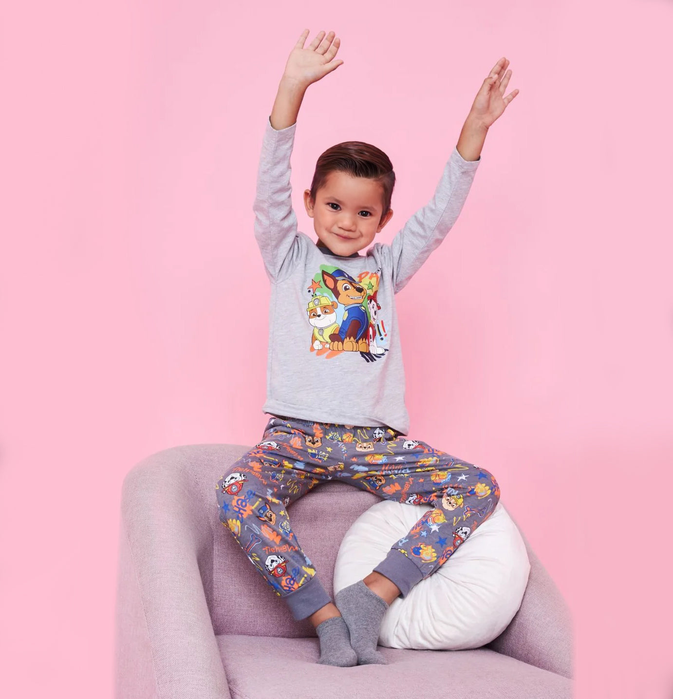 Pijama gris melange con estampado de Paw Patrol, featuring a Chase, Marshall y Rubble en la parte superior y un diseño colorido en los pantalones.