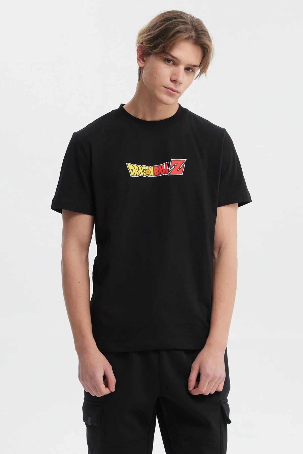 Polera negra de Dragon Ball Z con el logo clásico en amarillo y rojo, un diseño icónico que evoca la energía de la serie y su legado en la cultura pop.