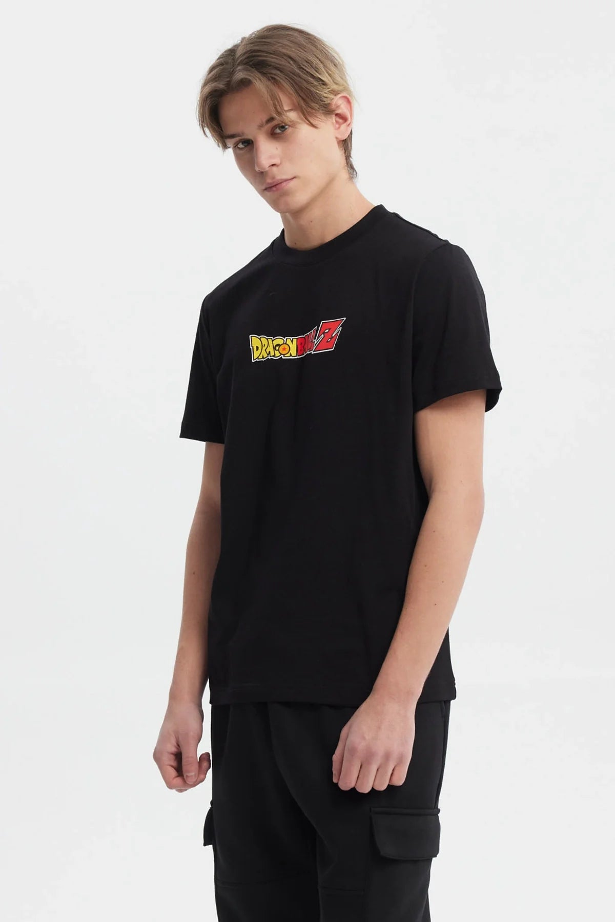 Polera negra de Dragon Ball Z con el logo clásico en amarillo y rojo, un diseño icónico que evoca la energía de la serie y su legado en la cultura pop.