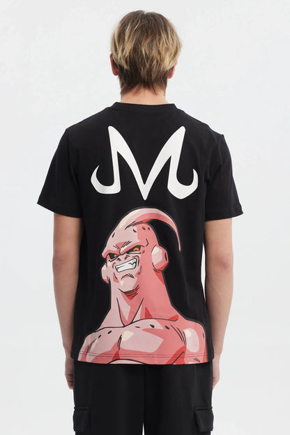Polera negra de Dragon Ball Z con el logo clásico en amarillo y rojo, un diseño icónico que evoca la energía de la serie y su legado en la cultura pop.