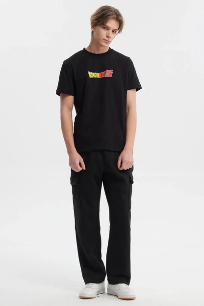 Polera negra de Dragon Ball Z con el logo clásico en amarillo y rojo, un diseño icónico que evoca la energía de la serie y su legado en la cultura pop.