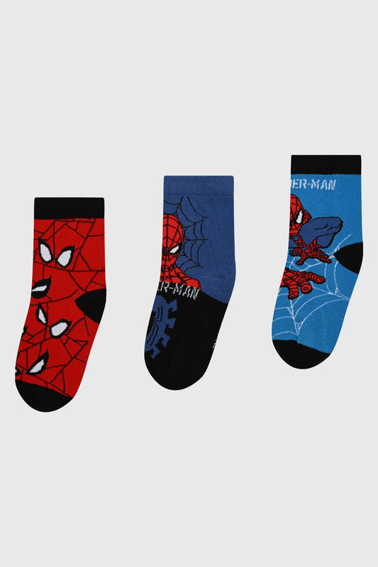 Tripack de calcetines Spiderman en rojo, azul y negro con diseños icónicos del héroe lanzando telarañas y su logo, perfecto para los fans del universo Marvel.