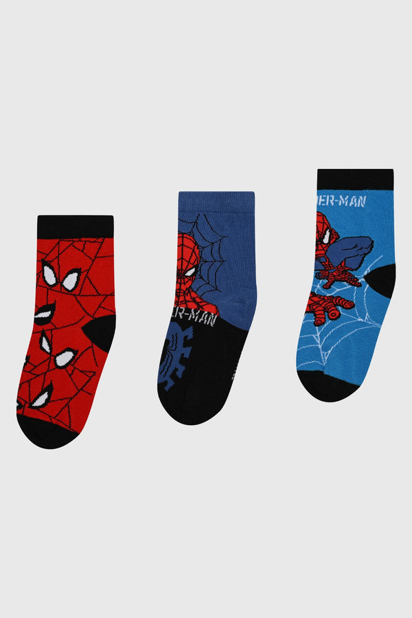 Tripack de calcetines Spiderman en rojo, azul y negro con diseños icónicos del héroe lanzando telarañas y su logo, perfecto para los fans del universo Marvel.