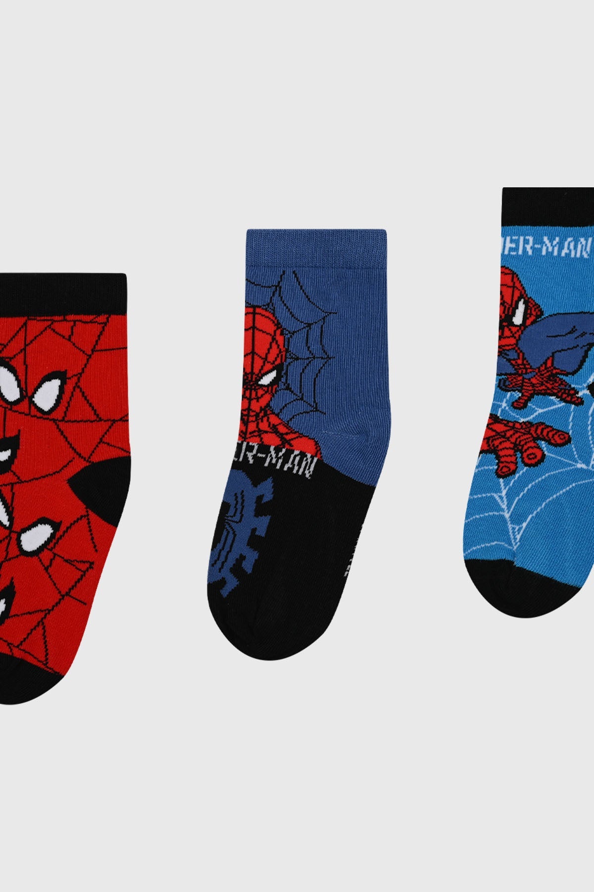 Tripack de calcetines Spiderman en rojo, azul y negro con diseños icónicos del héroe lanzando telarañas y su logo, perfecto para los fans del universo Marvel.