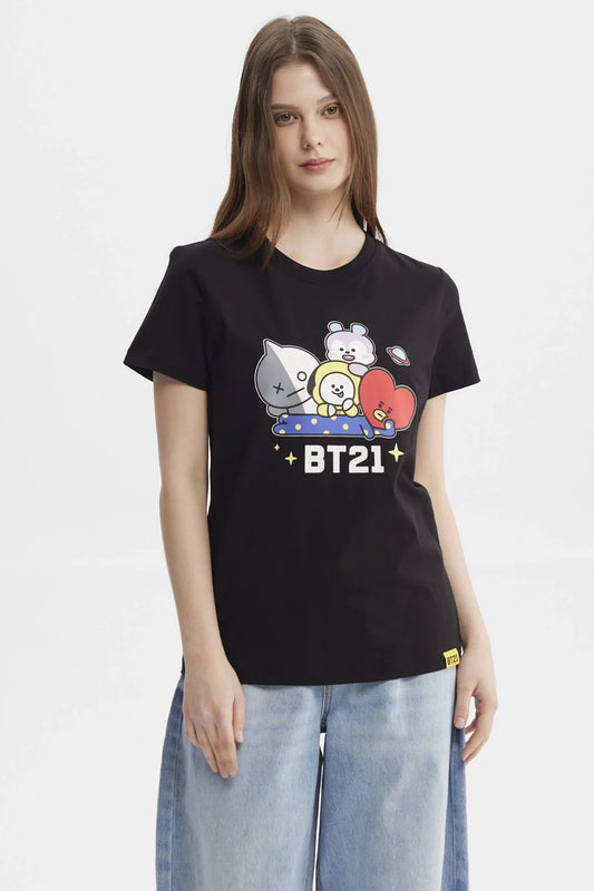 Polera negra con estampado de los personajes de BT21, destacando a Chimmy, Koya, Tata y más en un diseño colorido y divertido, ideal para fans del universo BTS.