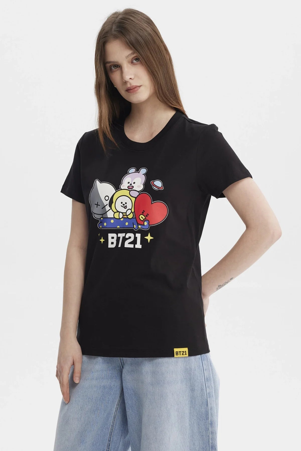 Polera negra con estampado de los personajes de BT21, destacando a Chimmy, Koya, Tata y más en un diseño colorido y divertido, ideal para fans del universo BTS.