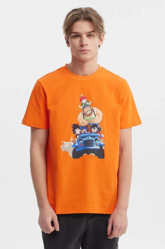 Polera naranja de Dragon Ball Z con ilustración colorida de Goku, Krillin y el Maestro Roshi en un jeep, evocando la aventura y camaradería del universo de Akira Toriyama.