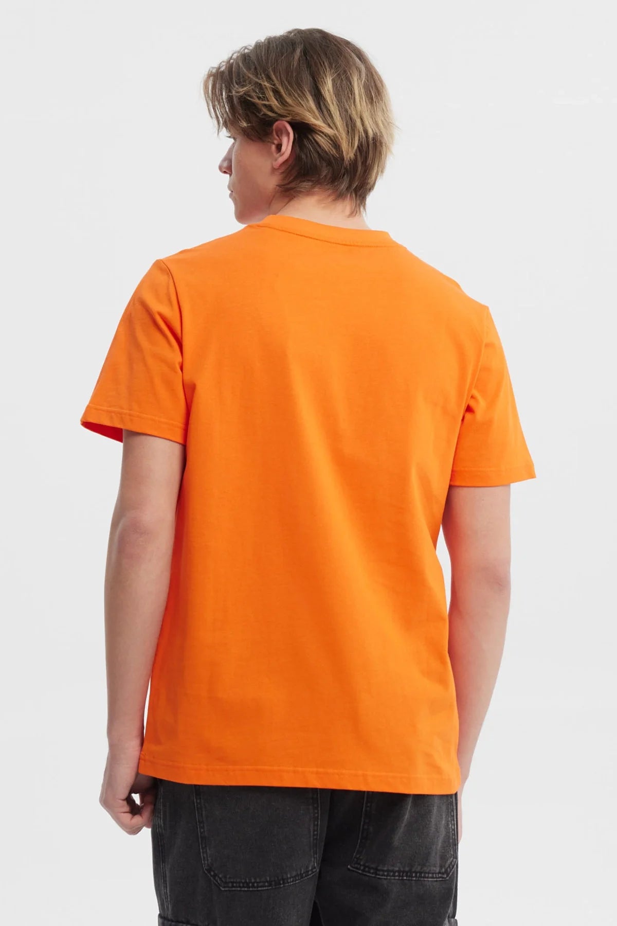 Polera naranja de Dragon Ball Z con ilustración colorida de Goku, Krillin y el Maestro Roshi en un jeep, evocando la aventura y camaradería del universo de Akira Toriyama.