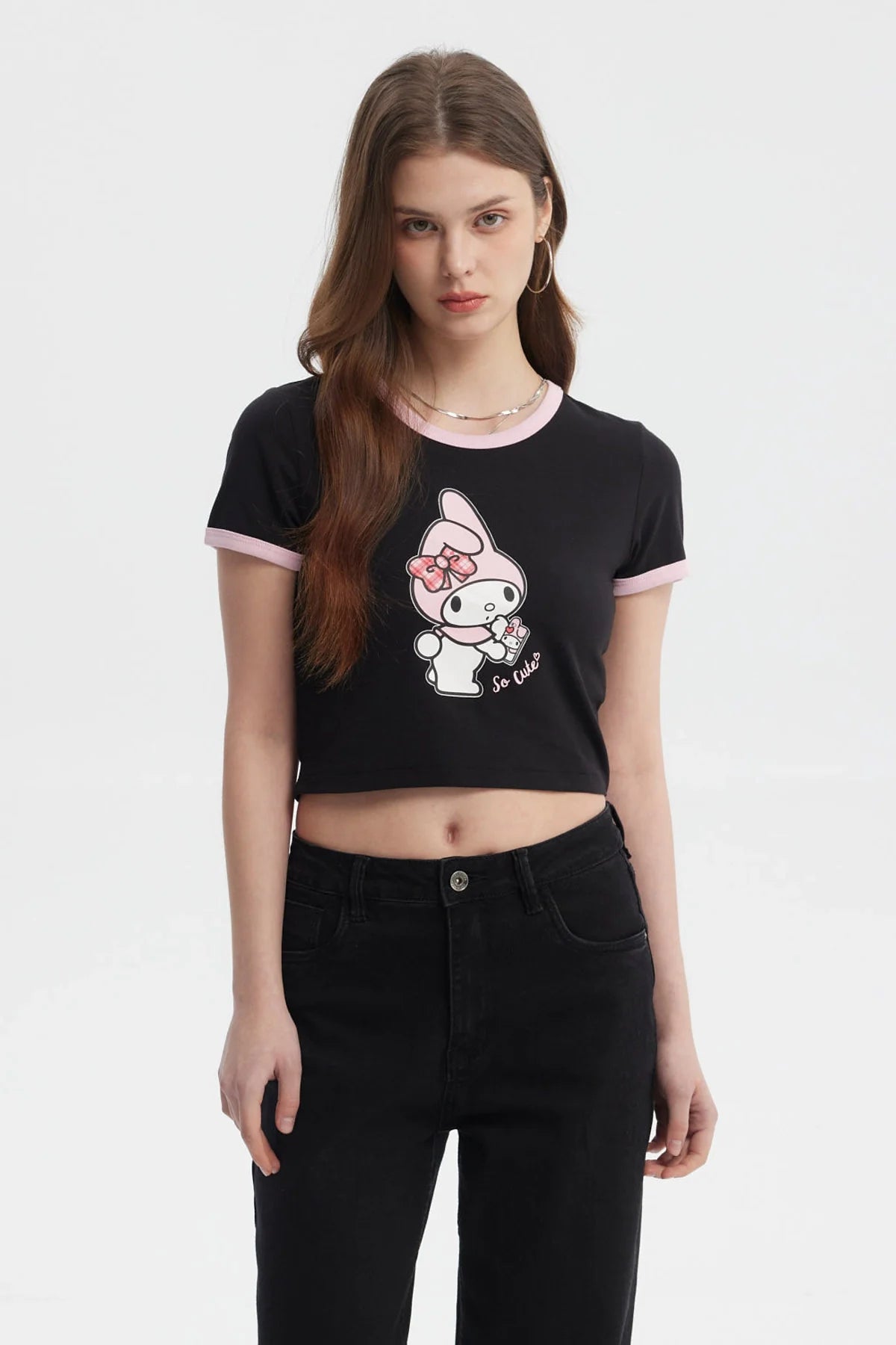 Polera crop negra con ribete rosa que presenta a My Melody sosteniendo un batido, destacando su ternura con la frase 'So Cute' en un diseño vibrante.