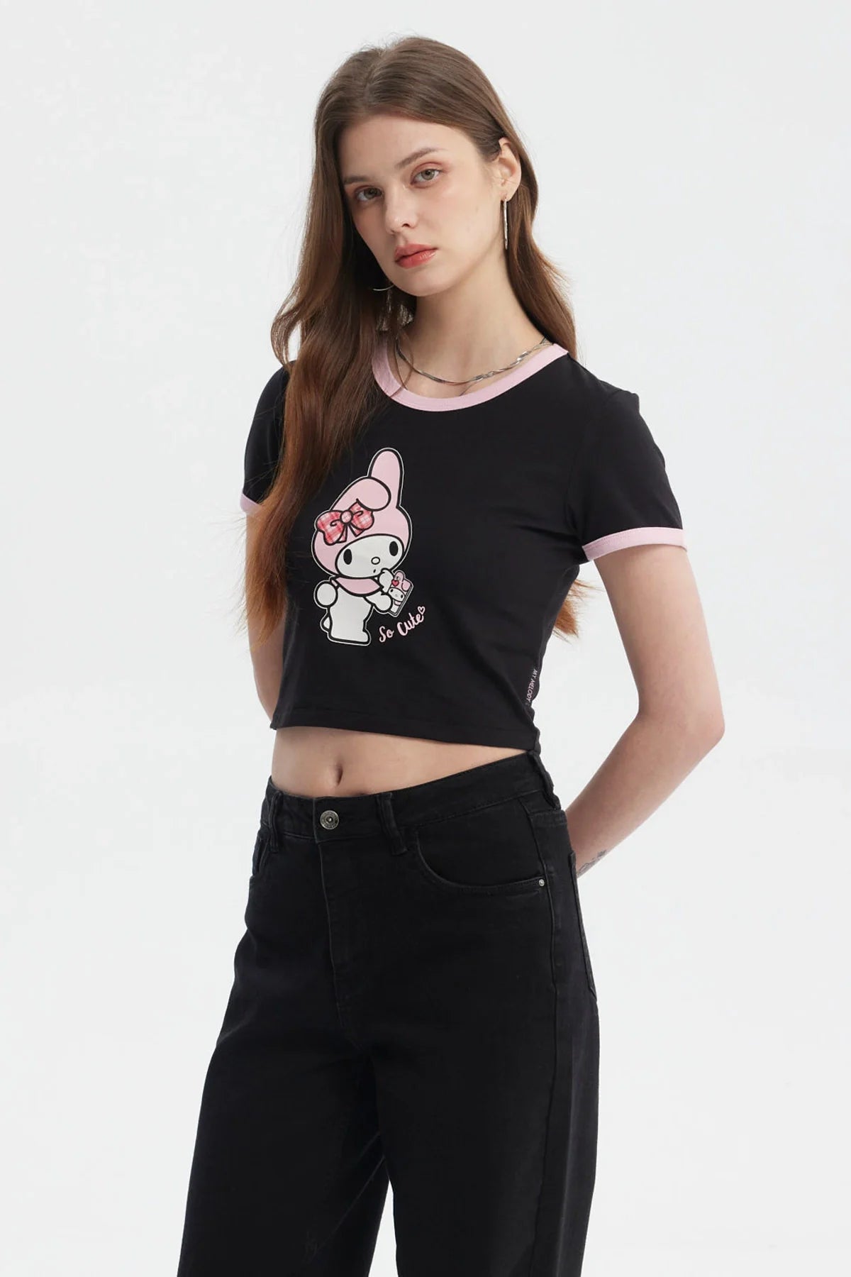 Polera crop negra con ribete rosa que presenta a My Melody sosteniendo un batido, destacando su ternura con la frase 'So Cute' en un diseño vibrante.