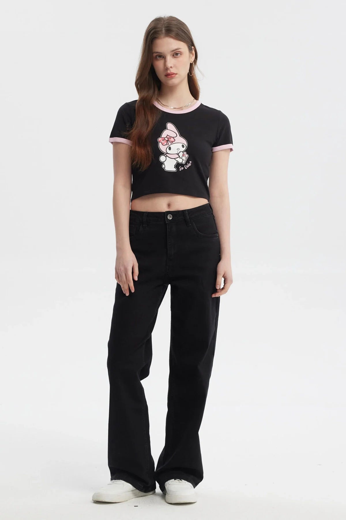 Polera crop negra con ribete rosa que presenta a My Melody sosteniendo un batido, destacando su ternura con la frase 'So Cute' en un diseño vibrante.
