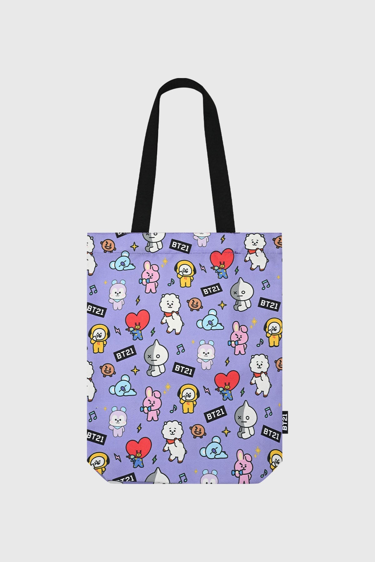 Bolsa lila de BT21 con un vibrante estampado de personajes como Tata, Chimmy y Cooky en diversas poses, destacando su carisma en un fondo colorido.