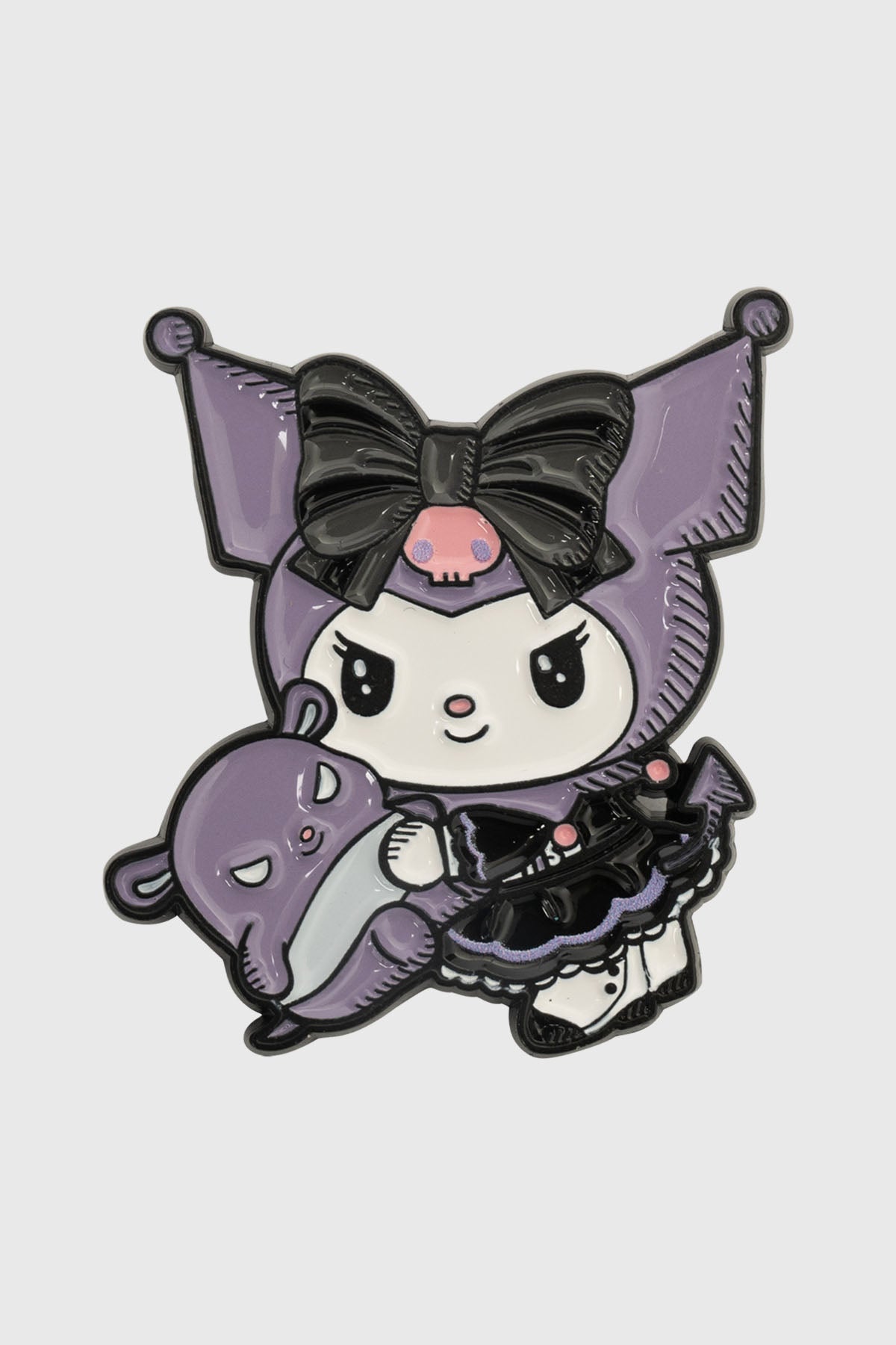 Pin de Kuromi negro con detalles en morado, mostrando a Kuromi abrazando a su amigo, con un lazo negro y vestido de gótica, ideal para fans de Sanrio.
