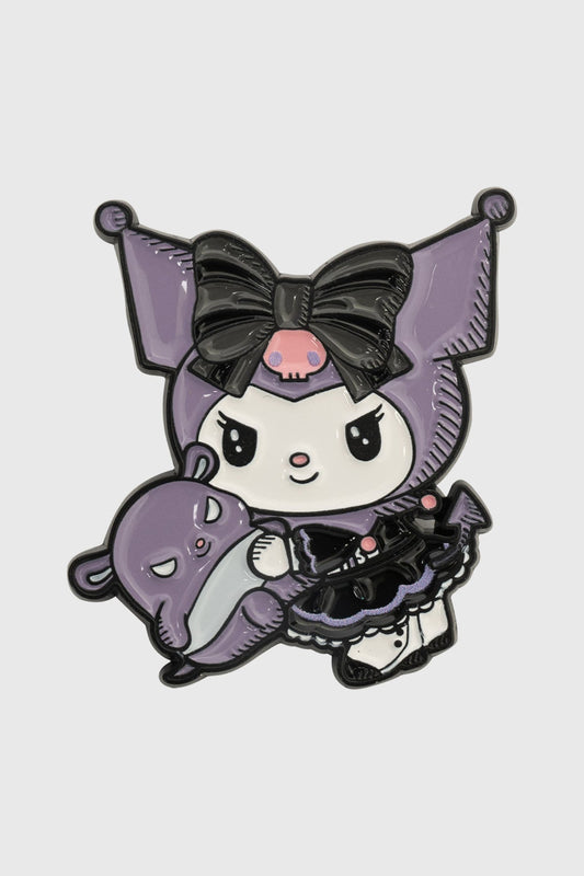 Pin de Kuromi negro con detalles en morado, mostrando a Kuromi abrazando a su amigo, con un lazo negro y vestido de gótica, ideal para fans de Sanrio.