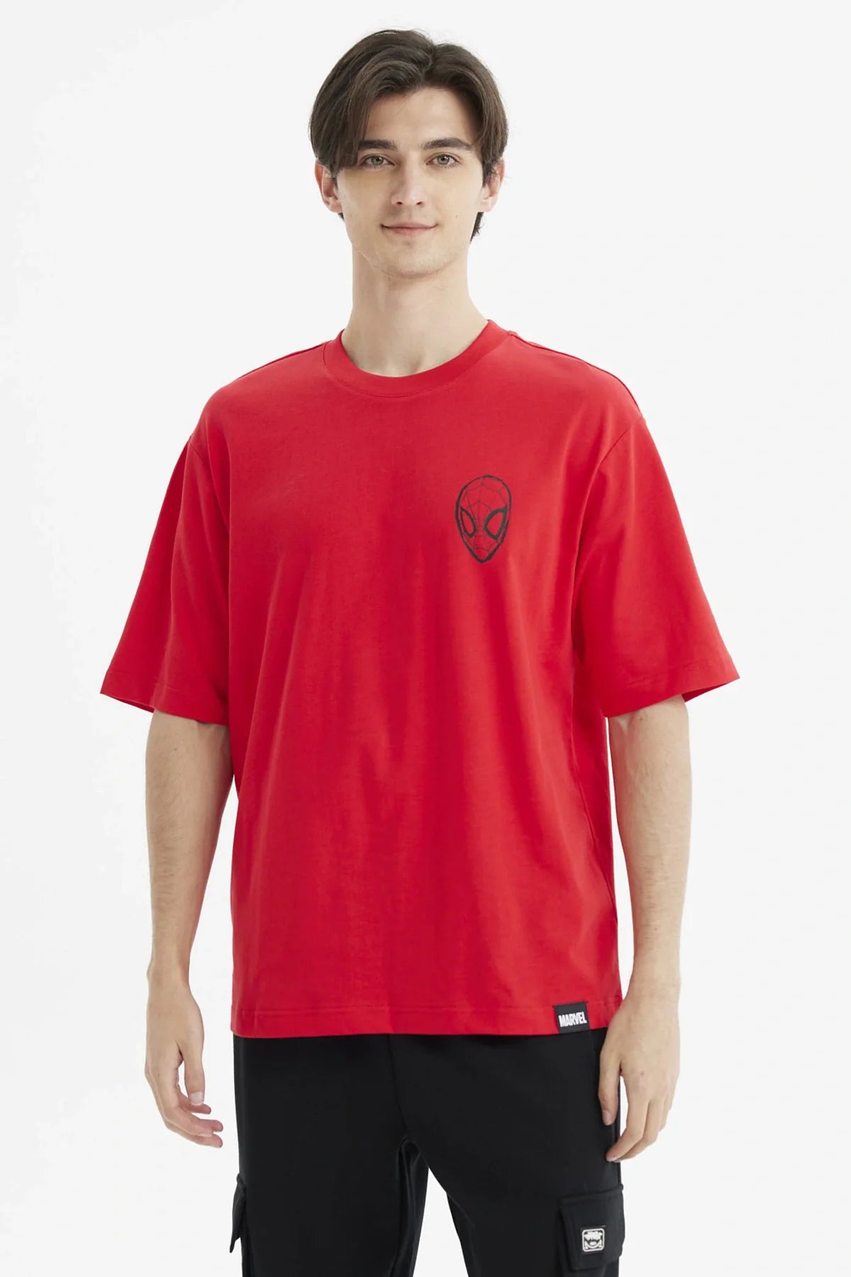 Polera roja de Spiderman con un diseño minimalista del icónico rostro del héroe en negro, ideal para mostrar tu amor por Marvel.
