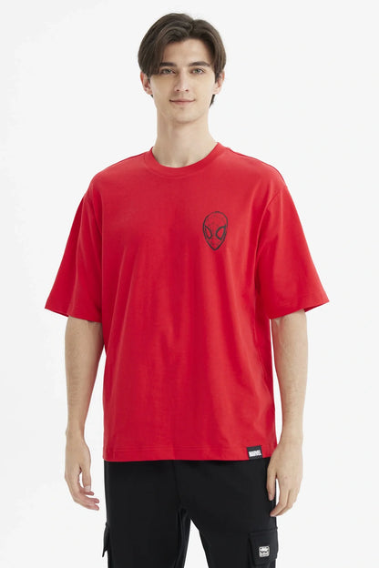 Polera roja de Spiderman con un diseño minimalista del icónico rostro del héroe en negro, ideal para mostrar tu amor por Marvel.