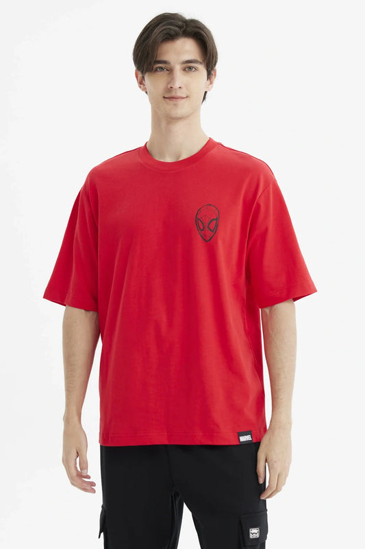 Polera roja de Spiderman con un diseño minimalista del icónico rostro del héroe en negro, ideal para mostrar tu amor por Marvel.