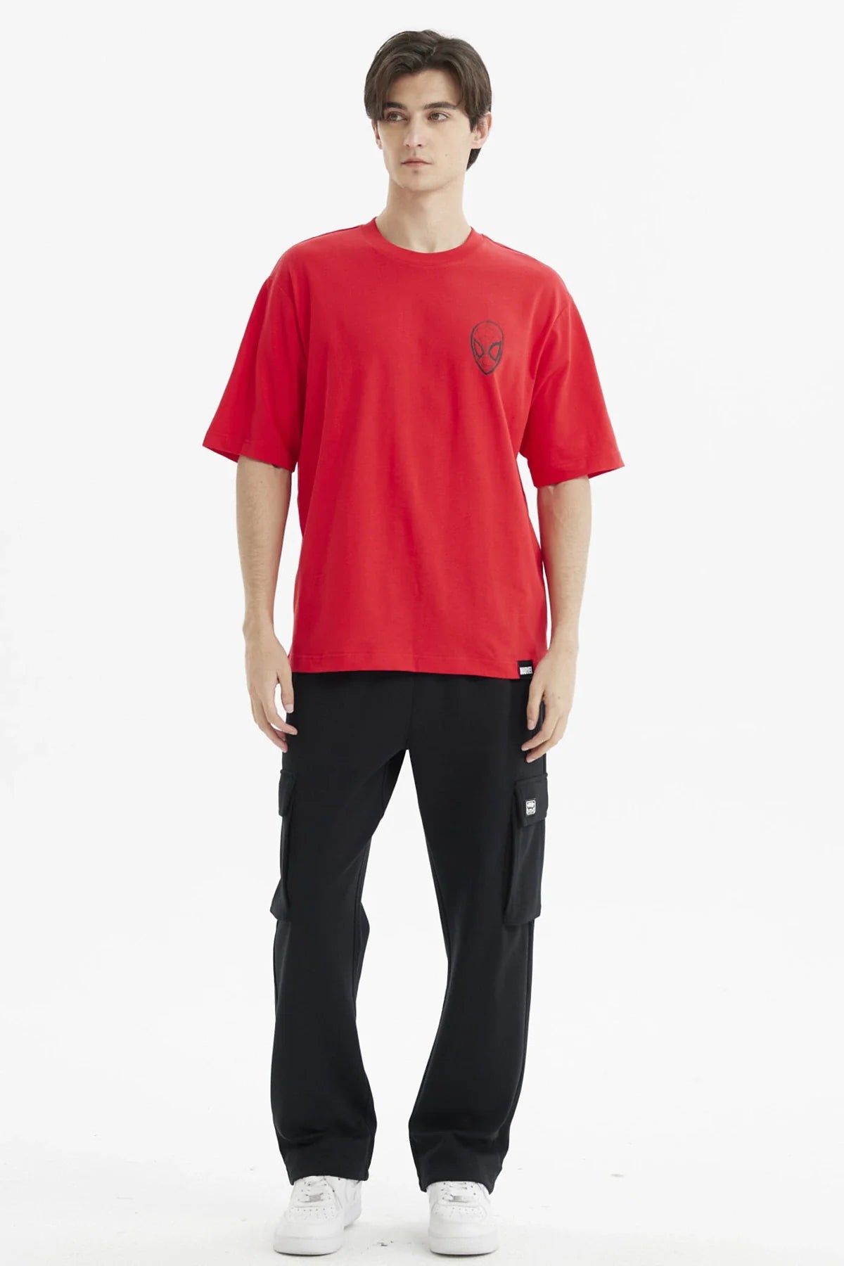 Polera roja de Spiderman con un diseño minimalista del icónico rostro del héroe en negro, ideal para mostrar tu amor por Marvel.