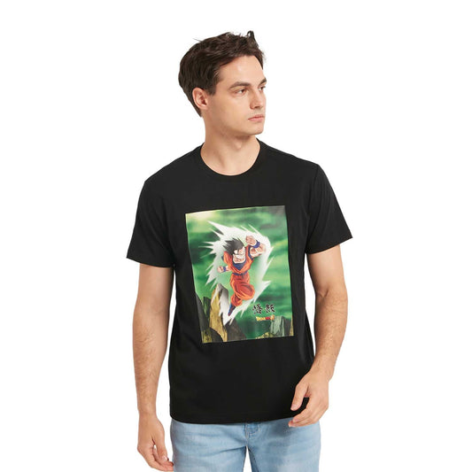 Polera negra de Dragon Ball con Gohan en acción, destacando su icónico traje naranja y fondo verde explosivo, perfecta para los fans del anime.