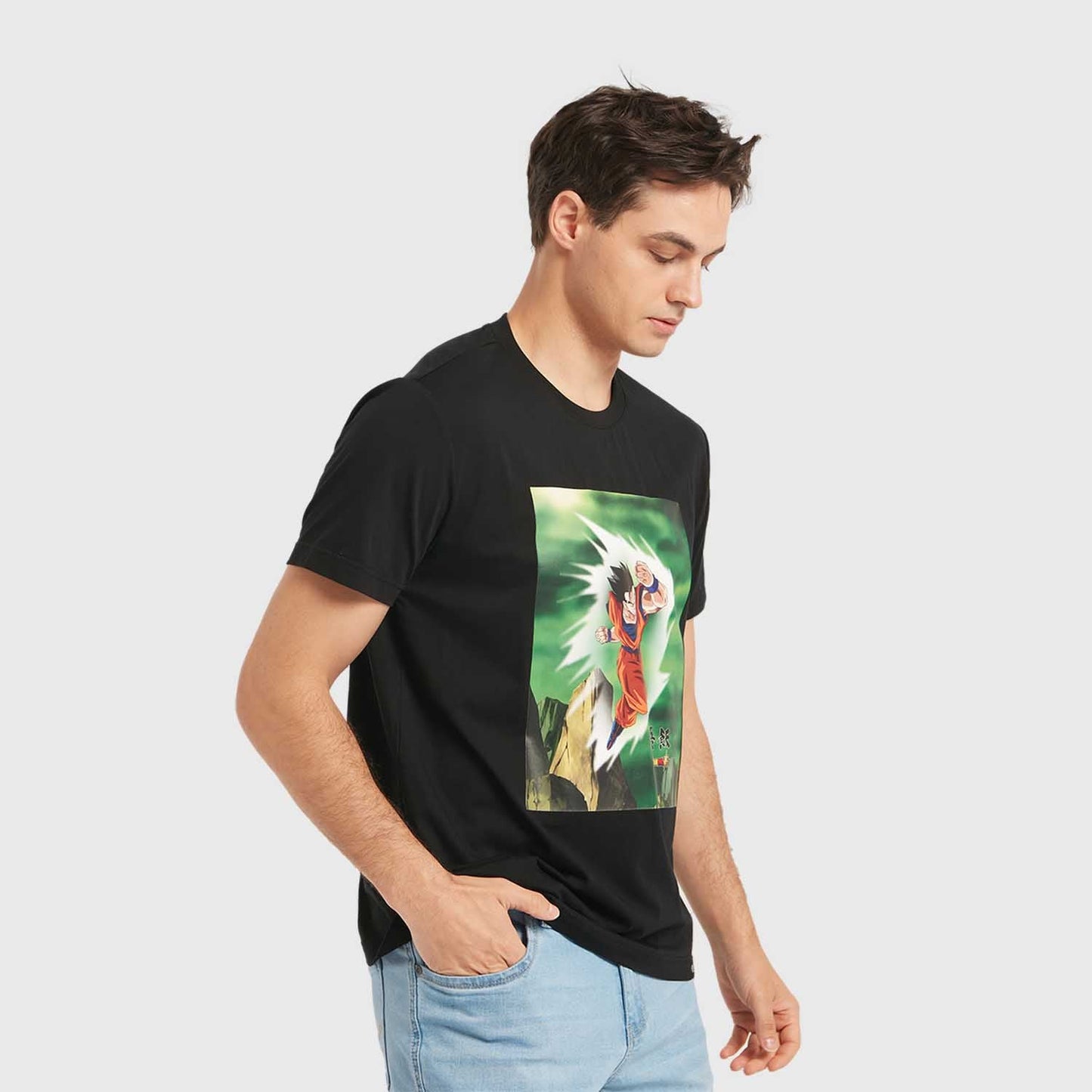 Polera negra de Dragon Ball con Gohan en acción, destacando su icónico traje naranja y fondo verde explosivo, perfecta para los fans del anime.