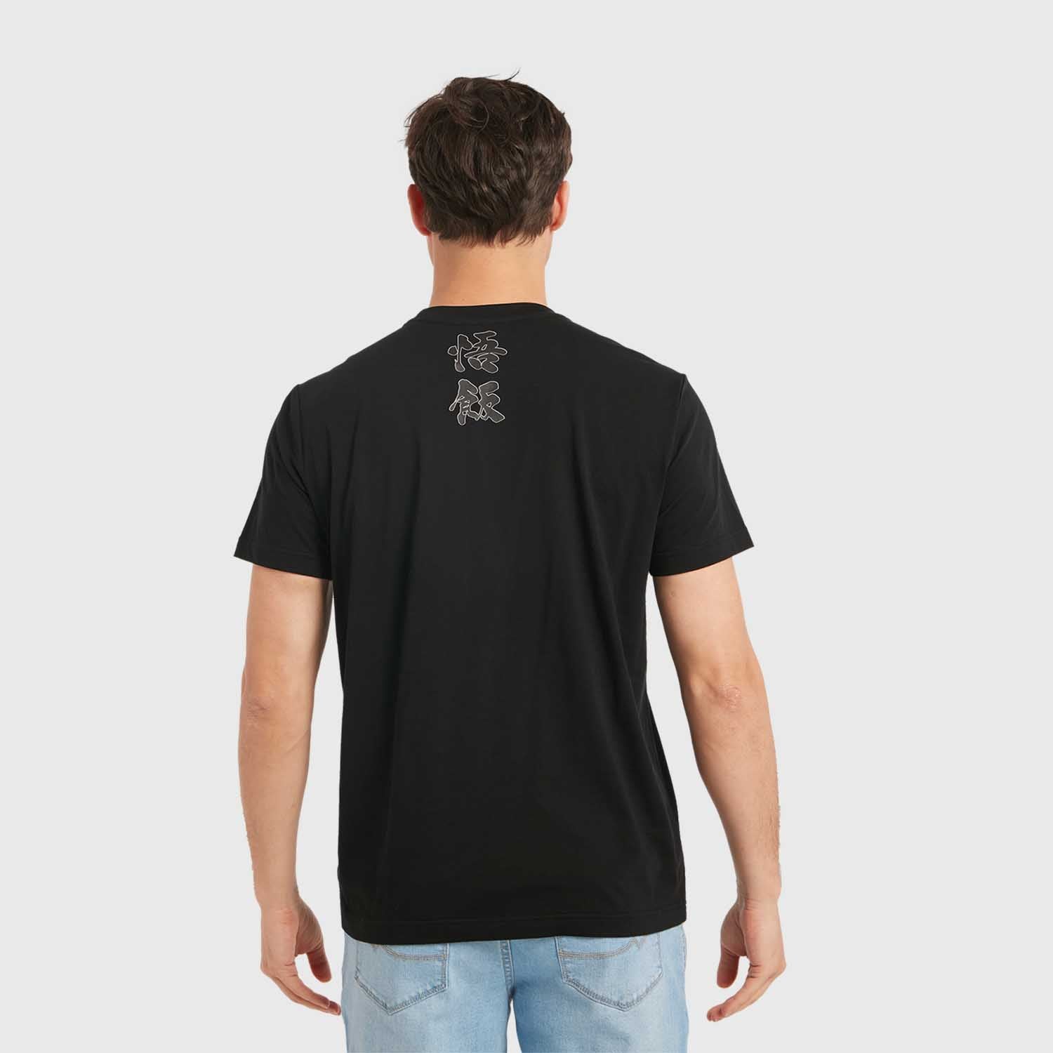 Polera negra de Dragon Ball con Gohan en acción, destacando su icónico traje naranja y fondo verde explosivo, perfecta para los fans del anime.
